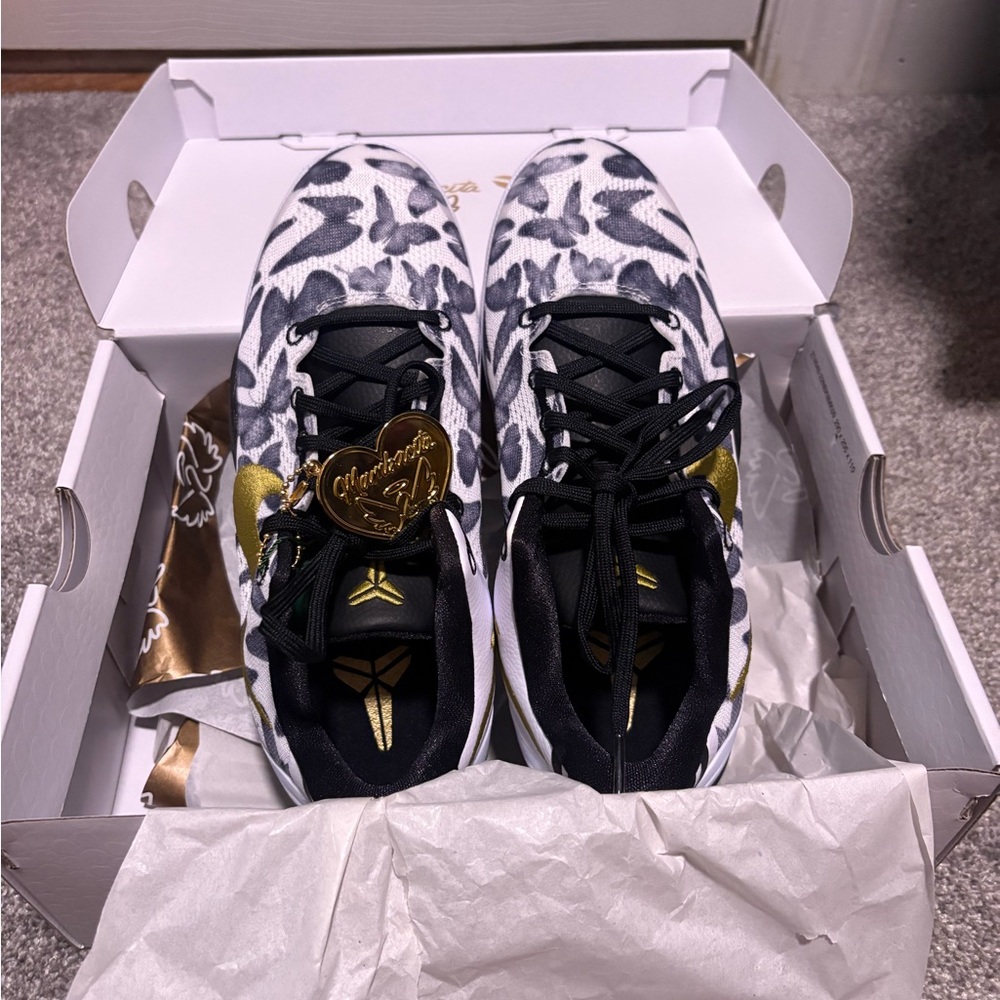 KOBE VIII (GS) - Mambacita
White/Metallic Gold Black
Size YOUTH 5.5